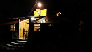 Front of property - evening/night - Mindo Loma Bird Lodge (Mindo)