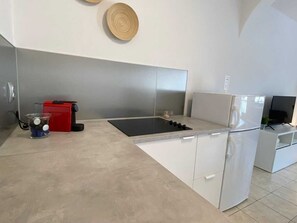 Fridge, coffee/tea maker, cookware/dishes/utensils, dining tables - Apartment Balent in Šilo (Silo - island Krk)
