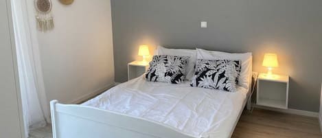 2 Schlafzimmer, BĂŒgeleisen/BĂŒgelbrett, Internetzugang, BettwĂ€sche