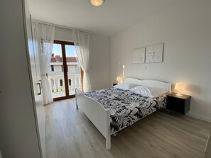 2 bedrooms, iron/ironing board, Internet, bed sheets