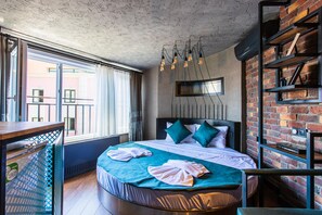 In-room safe, individually decorated, laptop workspace, free WiFi - Mansion Gorki (Istanbul)