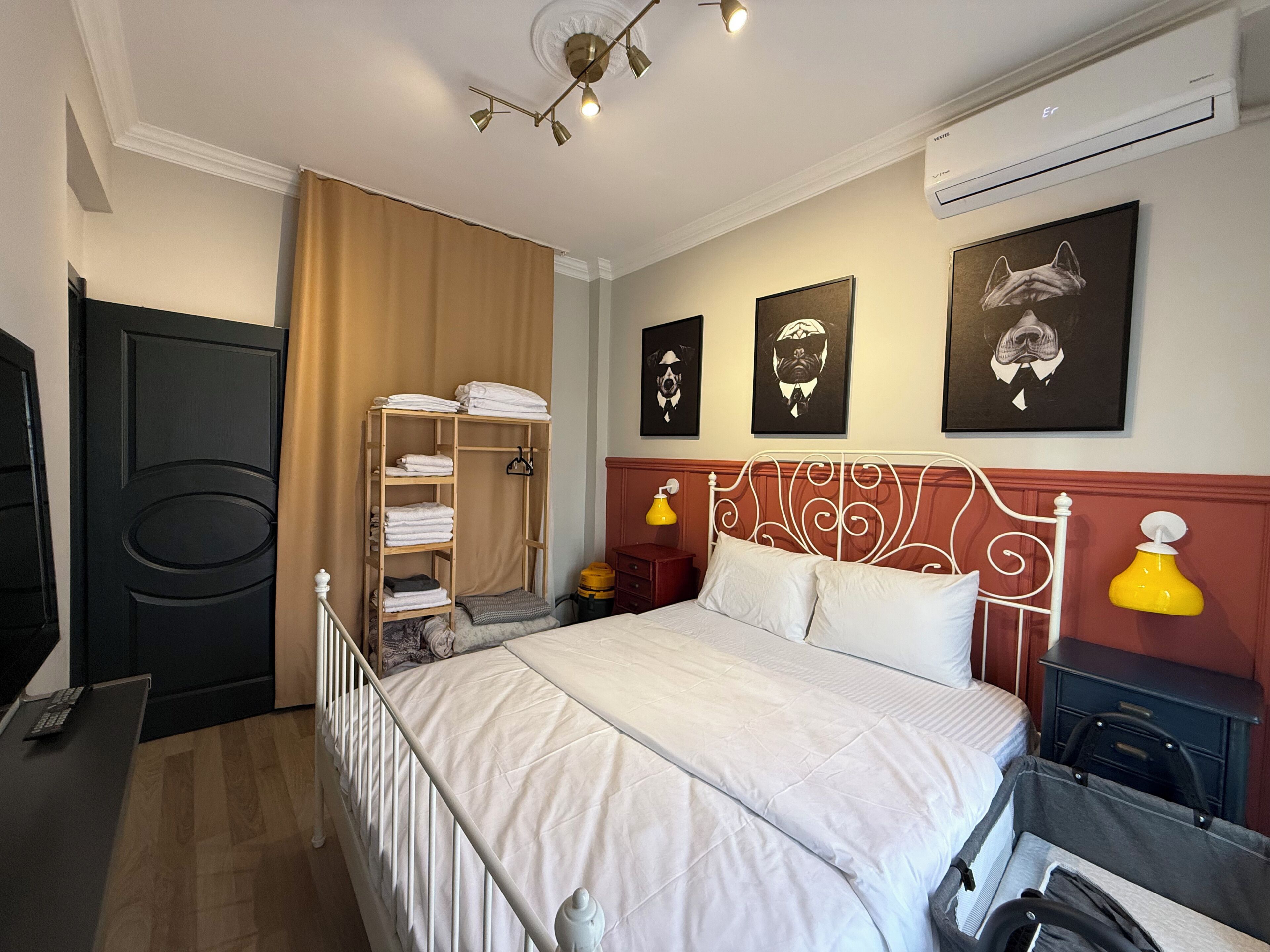 Apartment, 2 Bedrooms, Balcony | Peti besi dalam bilik, dihias secara berasingan 