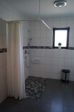 Dusche, Haartrockner, Handtücher, Seife