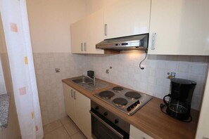 Fridge, coffee/tea maker, cookware/dishes/utensils, dining tables