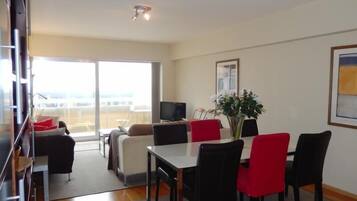 Apartamento, 3 quartos | Opções para refeição no quarto