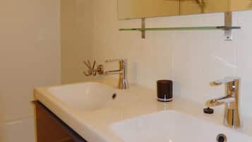 Apartamento, 3 quartos | Banheiro | Chuveiro/banheira combinados, toalhas de banho