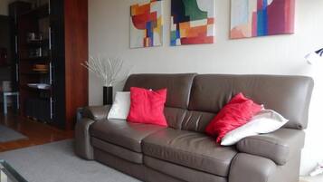 Apartamento, 3 quartos | Área de estar | TV de tela plana