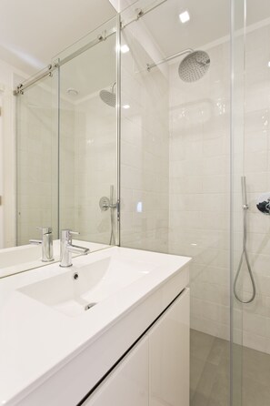 Deluxe Apartment | Bathroom | Shower, hair dryer, towels, soap