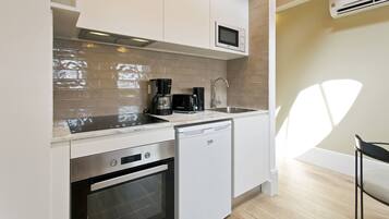 Deluxe Apartment | Private kitchen | Fridge, microwave, oven, stovetop