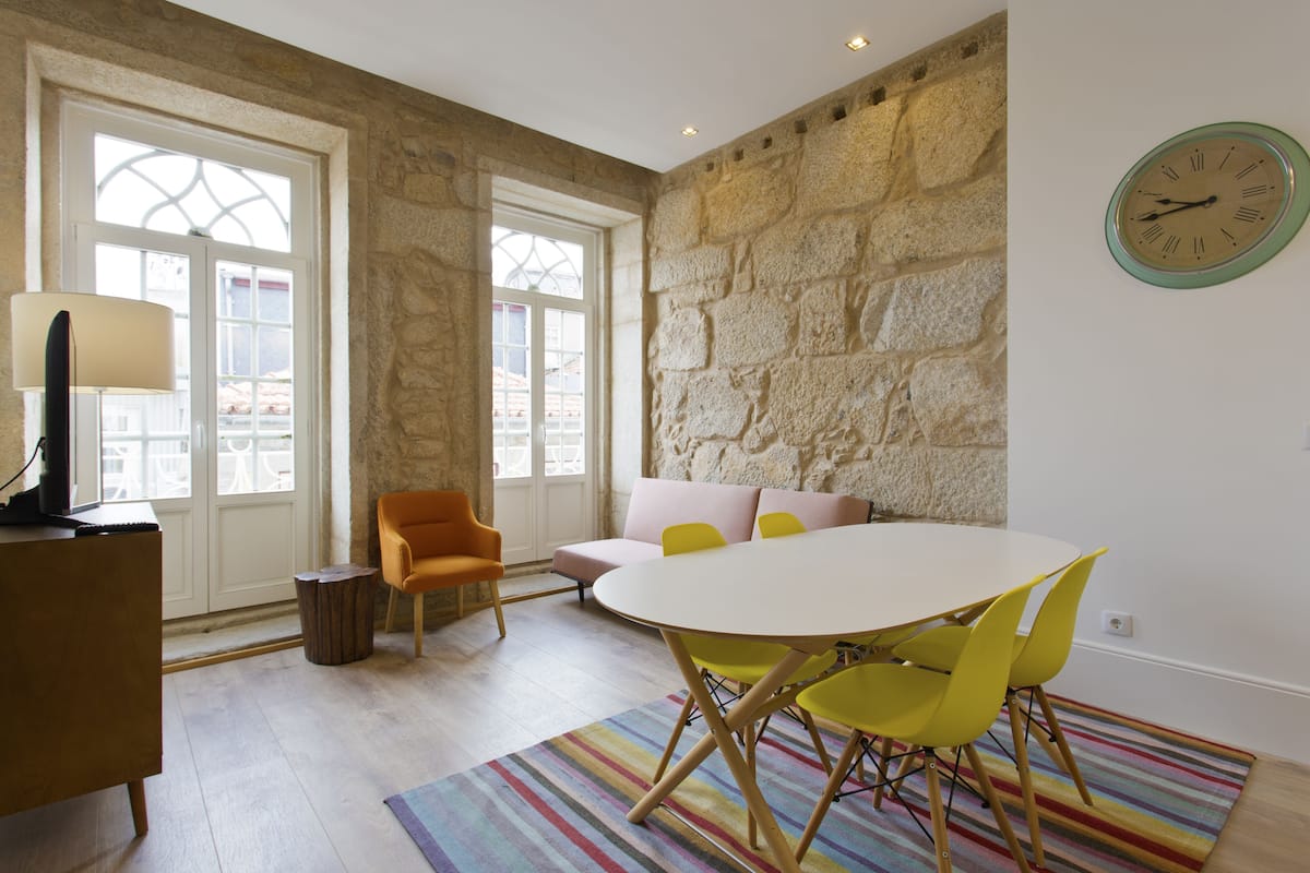 Appartamento, 1 letto queen | Area soggiorno | TV LED 40 pollici con canali via cavo, TV