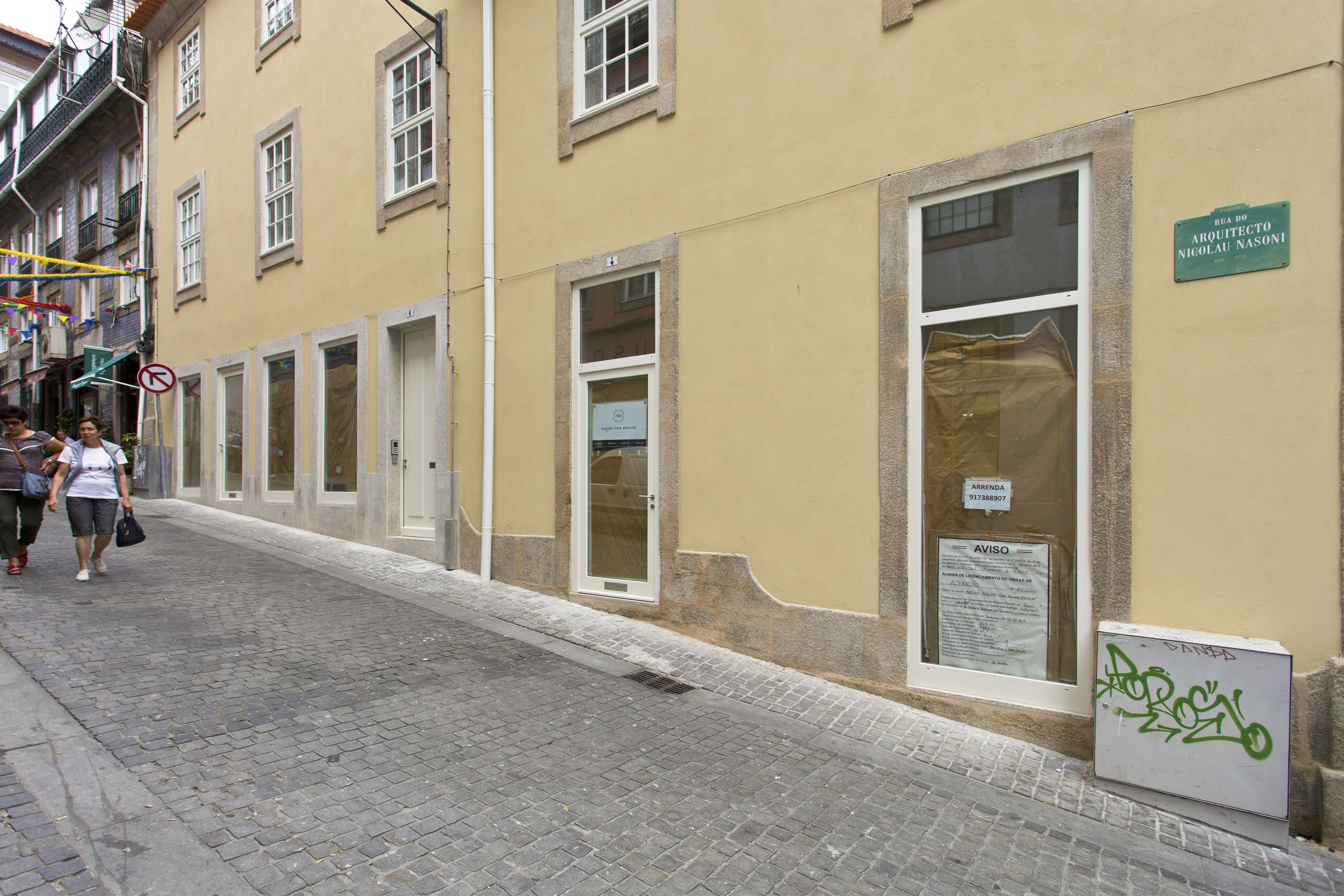 Un edificio con un cartel que indica que es la 'Rua do Arquiteto Nicolau Nasoni'.