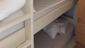 A bunk bed with three levels, each with a pillow and a blanket. - Nautillus 304 (Nieuwpoort)