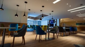 Un restaurant moderne, doté d’un mobilier contemporain et d’un mur central où sont affichées des citations inspirantes.