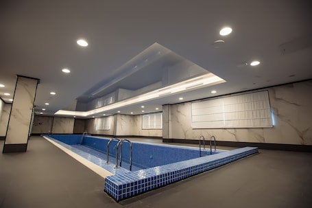 Una piscina cubierta (de 15:00 a 23:00), tumbonas. Holiday Inn Aktau - Seaside by IHG