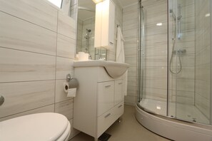 シャワー、ヘアドライヤー、タオル