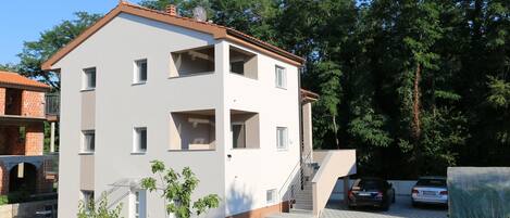 المنشأة من الخارج