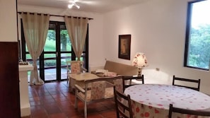 Chalet | Área de sala de estar | Televisión y chimenea