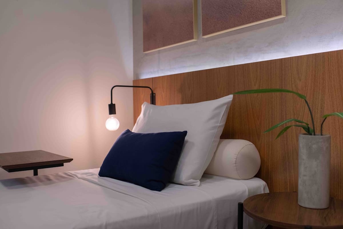 Standard-Zweibettzimmer, 1 King-Bett | 17 Schlafzimmer, Verdunkelungsvorhänge, kostenloses WLAN, Bettwäsche