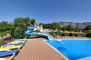 2 albercas al aire libre, sombrillas en la alberca y camastros 