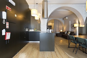 Deluxe Apartment, 2 Bedrooms | Private kitchen | Fridge, microwave, oven, stovetop - RVA Gustavo Eiffel Apartments (Porto)