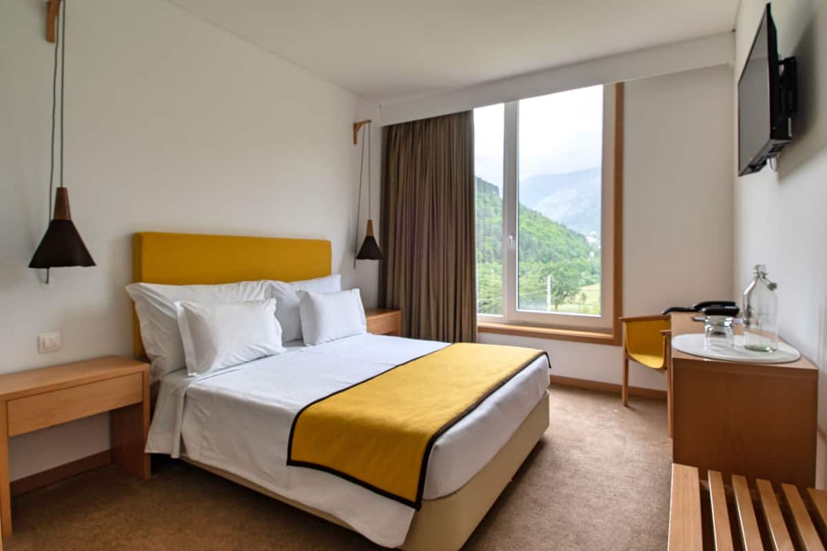 Standard Double Room | Meja, ruang kerja komputer riba, langsir/tirai gelap terus, kalis bunyi 