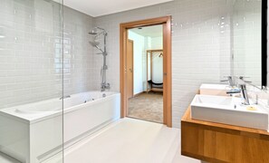 Junior Suite (Ecola) | Bathroom | Designer toiletries, hair dryer, bathrobes, slippers - Hotel da Fábrica (Manteigas)