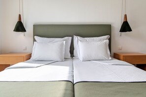 Twin kamer | Individueel gedecoreerd, individueel gemeubileerd, een bureau