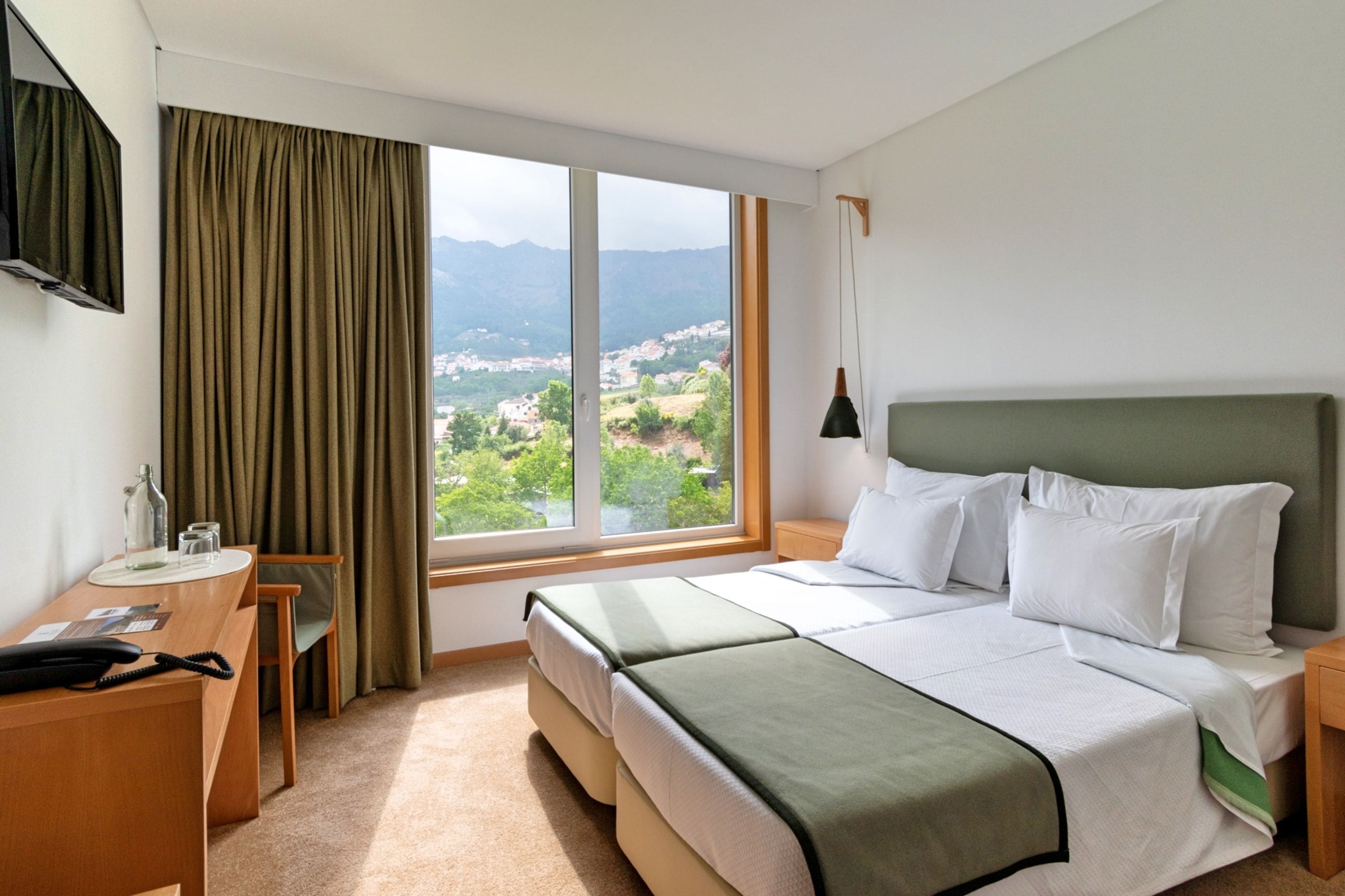 Twin kamer | Individueel gedecoreerd, individueel gemeubileerd, een bureau