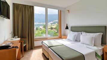 Habitació amb dos llits individuals | Decoració individual, mobiliari individual i escriptori