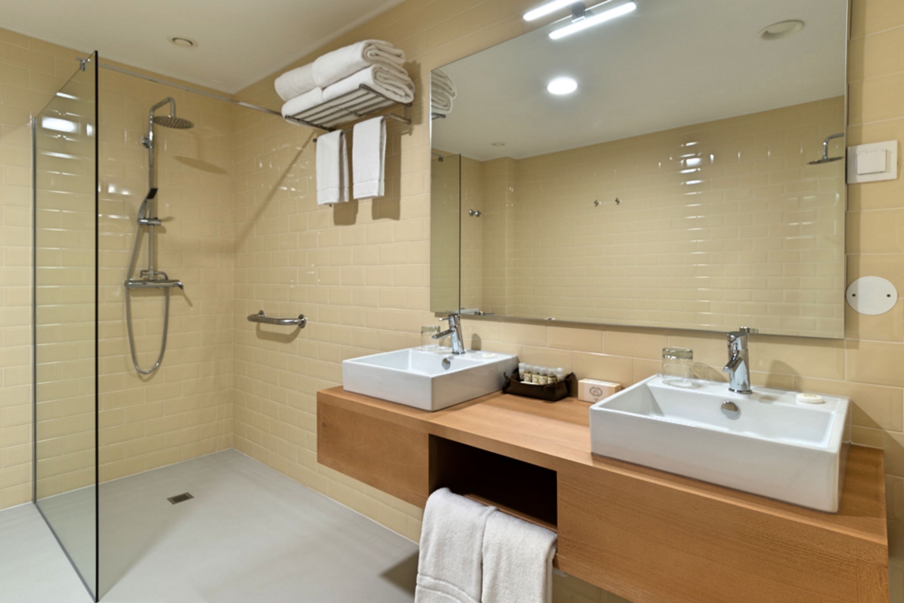 junior suite (mattos cunha) | bathroom | designer toiletries, hair dryer, bathrobes, slippers