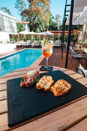 Seasonal outdoor pool, pool umbrellas, sun loungers