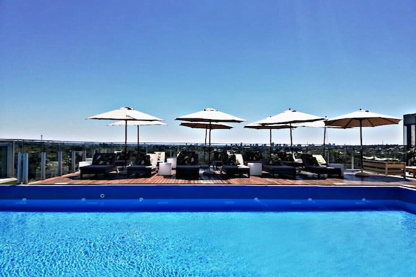 Kolam renang outdoor musiman, dengan payung kolam renang