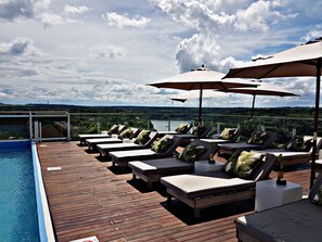 Seasonal outdoor pool, pool umbrellas, pool loungers - O2 Hotel Iguazú (Puerto Iguazú)