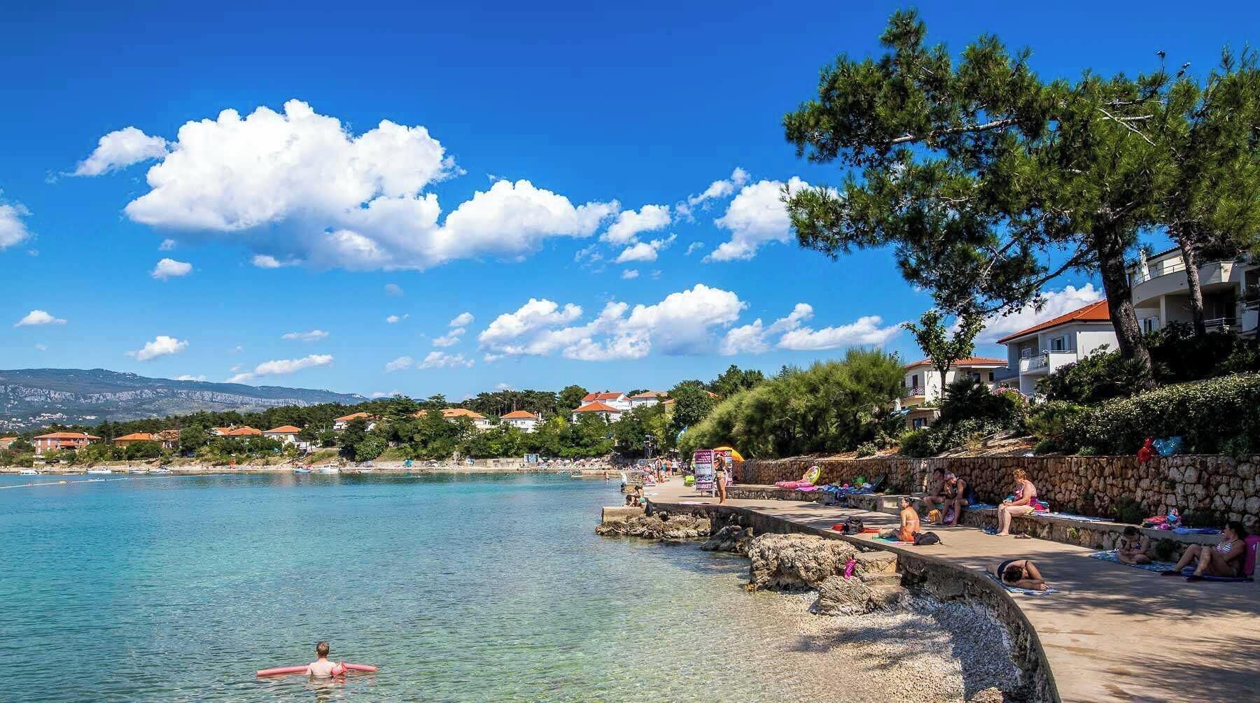 بالقرب من الشاطئ