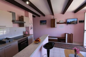 冷蔵庫、コーヒー / ティーメーカー、調理器具と食器、ダイニングテーブル