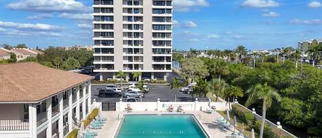 Et hotel med swimmingpool, flere etager og parkeringsplads.
