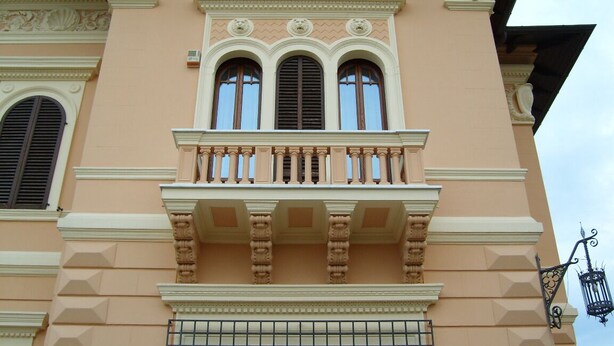 A building with a balcony, arched windows, and classical architectural details. - Villa Sandra (Giulianova)