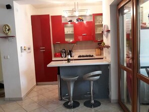 Geladeira, fogão, cooktop, cafeteira/chaleira
