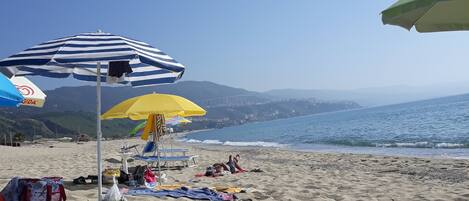 Una spiaggia nelle vicinanze, teli da spiaggia