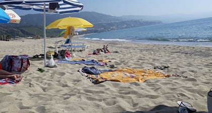 Beautiful 3 bed apartment, large Private Patio & Garden, Mountain view,