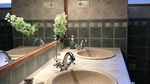 Bathtub, hair dryer, bidet, towels - Aloe Rural Accommodation (Pozo Alcón)