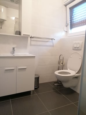 Douche, sĂšche-cheveux, serviettes fournies