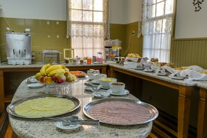 Desayuno bufé gratuito y diario