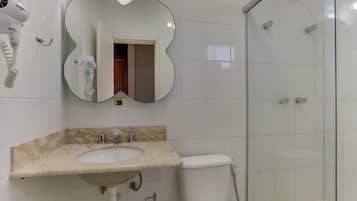 Un baño con lavamanos, inodoro y ducha.