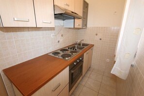 Fridge, coffee/tea maker, cookware/dishes/utensils, dining tables