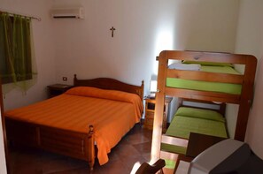 Bungalow | Desk, blackout drapes, free WiFi, bed sheets