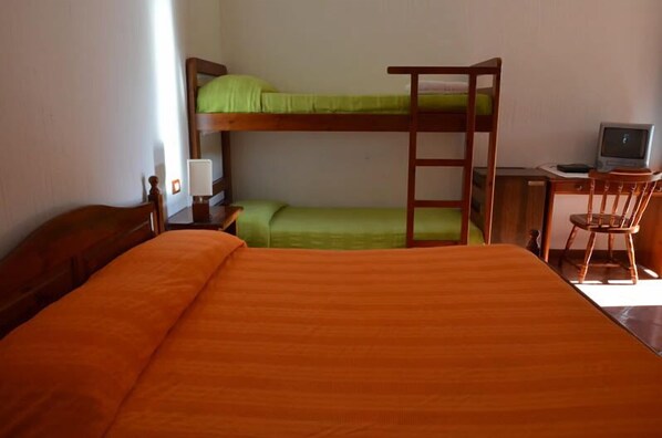 Bungalow | Desk, blackout drapes, free WiFi, bed sheets