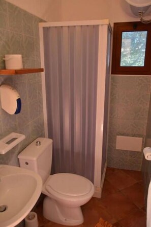 Bungalow | Bagno | Doccia, soffione a pioggia, set di cortesia gratuito, bidet