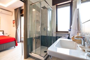 Habitación Deluxe, vista a la ciudad | Baño | Regadera, amenidades de baño gratuitas, secadora de cabello, pantuflas 