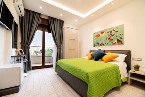 Un dormitorio moderno con cama, mesita de noche y vistas al exterior.